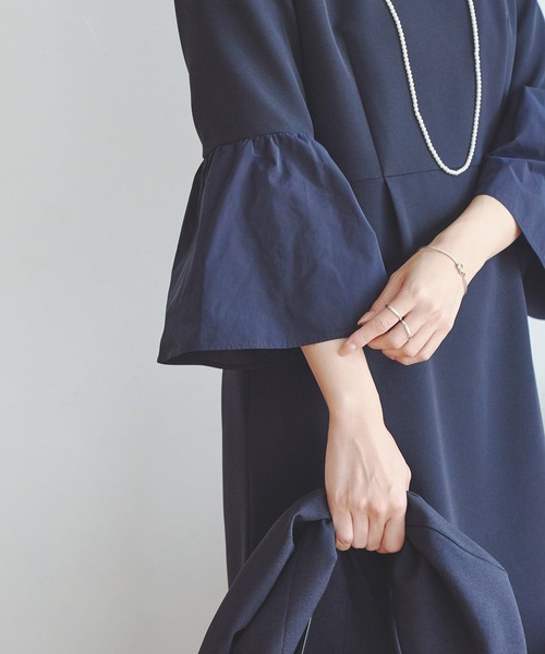 URBAN RESEARCH（アーバンリサーチ）の「フレアスリーブワンピース（ワンピース・レディース・ブラック/ネイビー・38/36）」の9枚目の写真