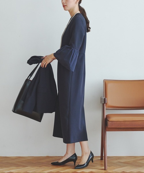 URBAN RESEARCH（アーバンリサーチ）の「フレアスリーブワンピース（ワンピース・レディース・ブラック/ネイビー・38/36）」の11枚目の写真