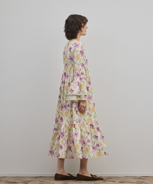 GRACE CONTINENTAL(グレースコンチネンタル)の「ボタニカルプリントティアードワンピース(ワンピース・レディース・イエロー/ブラック・38/36)」の15枚目の写真