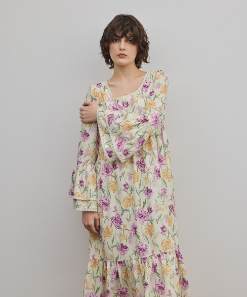 GRACE CONTINENTAL(グレースコンチネンタル)の「ボタニカルプリントティアードワンピース(ワンピース・レディース・イエロー/ブラック・38/36)」の13枚目の写真