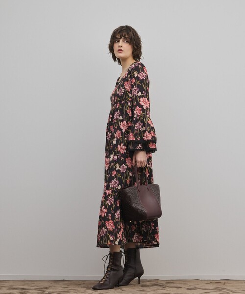 GRACE CONTINENTAL(グレースコンチネンタル)の「ボタニカルプリントティアードワンピース(ワンピース・レディース・イエロー/ブラック・38/36)」の6枚目の写真