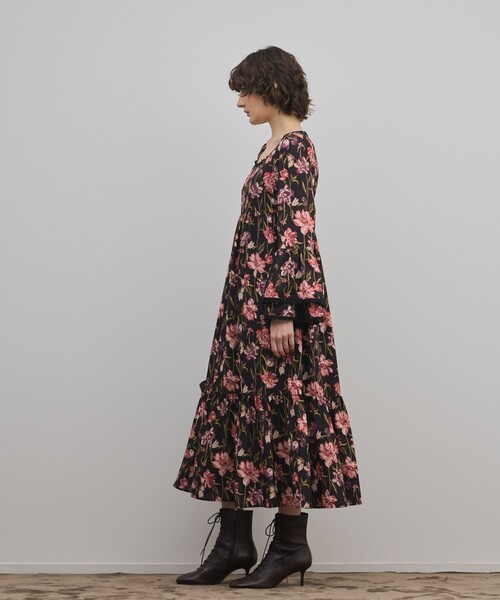 GRACE CONTINENTAL(グレースコンチネンタル)の「ボタニカルプリントティアードワンピース(ワンピース・レディース・イエロー/ブラック・38/36)」の5枚目の写真