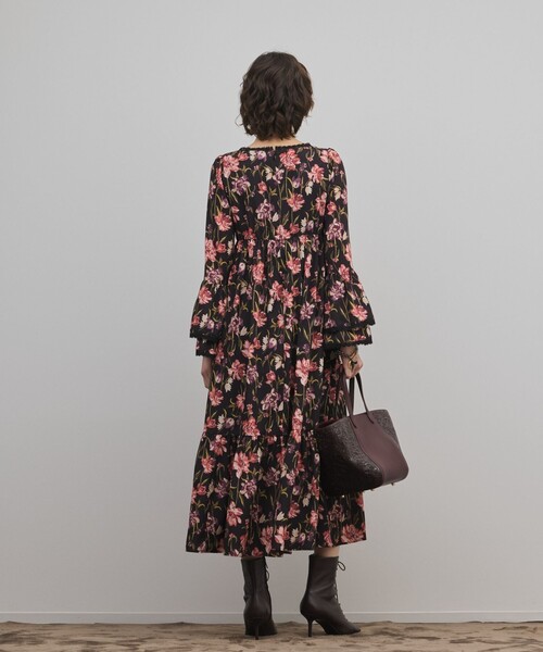 GRACE CONTINENTAL(グレースコンチネンタル)の「ボタニカルプリントティアードワンピース(ワンピース・レディース・イエロー/ブラック・38/36)」の4枚目の写真