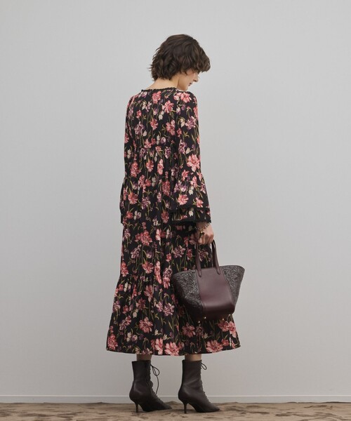 GRACE CONTINENTAL(グレースコンチネンタル)の「ボタニカルプリントティアードワンピース(ワンピース・レディース・イエロー/ブラック・38/36)」の3枚目の写真