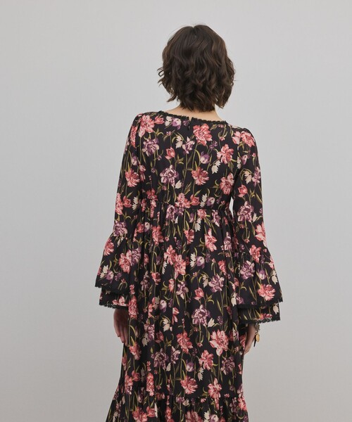 GRACE CONTINENTAL(グレースコンチネンタル)の「ボタニカルプリントティアードワンピース(ワンピース・レディース・イエロー/ブラック・38/36)」の20枚目の写真