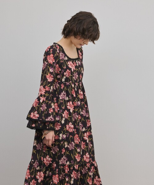 GRACE CONTINENTAL(グレースコンチネンタル)の「ボタニカルプリントティアードワンピース(ワンピース・レディース・イエロー/ブラック・38/36)」の19枚目の写真