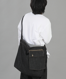 SAINTCREW（セントクルー）の「ジッパーポケットビッグクロスバッグ ZPC-138 デニムブラック BRS（メッセンジャーバッグ）」