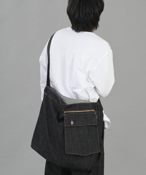 SAINTCREW(セントクルー)の「ジッパーポケットビッグクロスバッグ ZPC-138 デニムブラック BRS(メッセンジャーバッグ・メンズ・その他・フリー)」の1枚目の写真