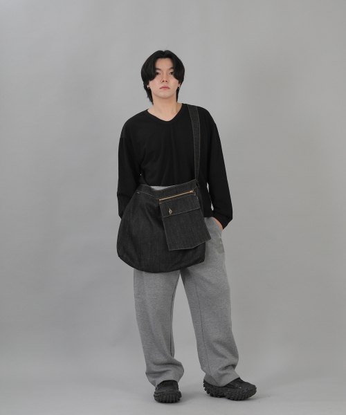 SAINTCREW(セントクルー)の「ジッパーポケットビッグクロスバッグ ZPC-138 デニムブラック BRS(メッセンジャーバッグ・メンズ・その他・フリー)」の4枚目の写真