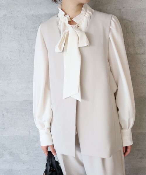 le.coeur blanc（ルクールブラン）の「ツインクロスバックフリルジレ（その他アウター・レディース・ネイビー/ベージュ・38）」の8枚目の写真