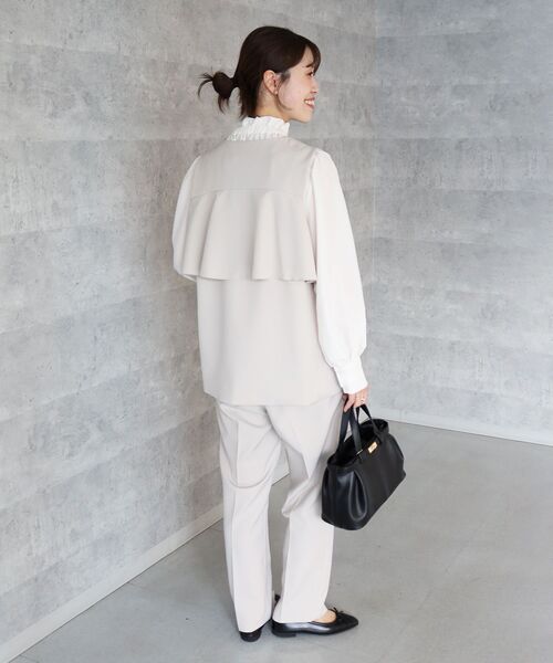 le.coeur blanc（ルクールブラン）の「ツインクロスバックフリルジレ（その他アウター・レディース・ネイビー/ベージュ・38）」の10枚目の写真