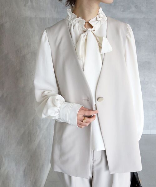 le.coeur blanc（ルクールブラン）の「ツインクロスバックフリルジレ（その他アウター・レディース・ネイビー/ベージュ・38）」の11枚目の写真