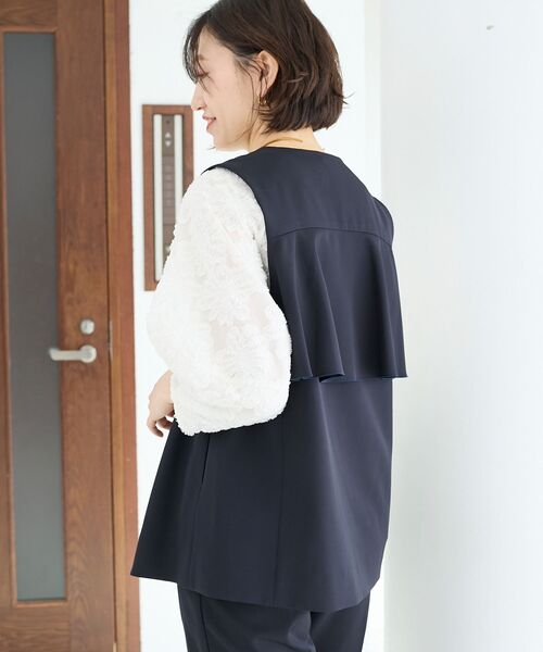 le.coeur blanc（ルクールブラン）の「ツインクロスバックフリルジレ（その他アウター・レディース・ネイビー/ベージュ・38）」の17枚目の写真