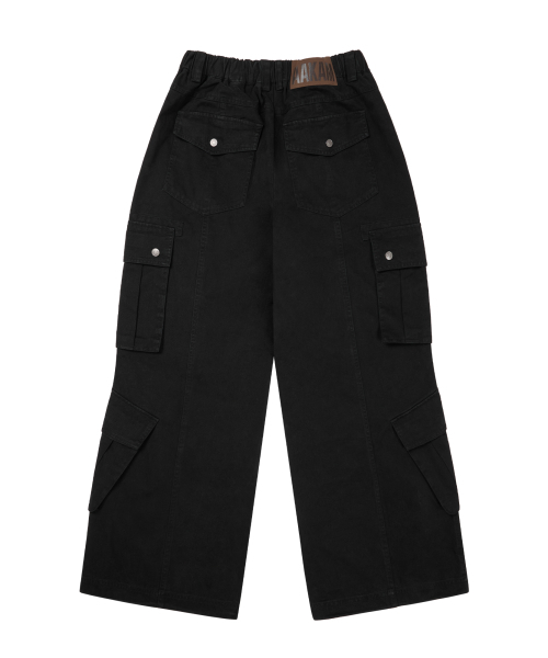 AAKAM(アーカム)の「Knee Pin-Tuck Double Pocket Cargo Pants (Black)(その他パンツ・レディース・その他・2/1)」の3枚目の写真