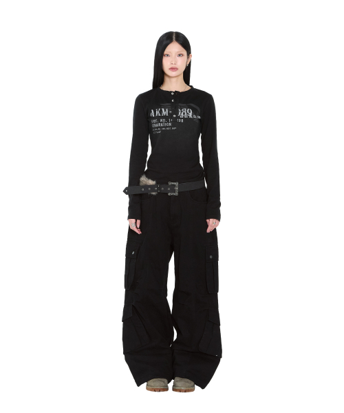 AAKAM(アーカム)の「Knee Pin-Tuck Double Pocket Cargo Pants (Black)(その他パンツ・レディース・その他・2/1)」の4枚目の写真
