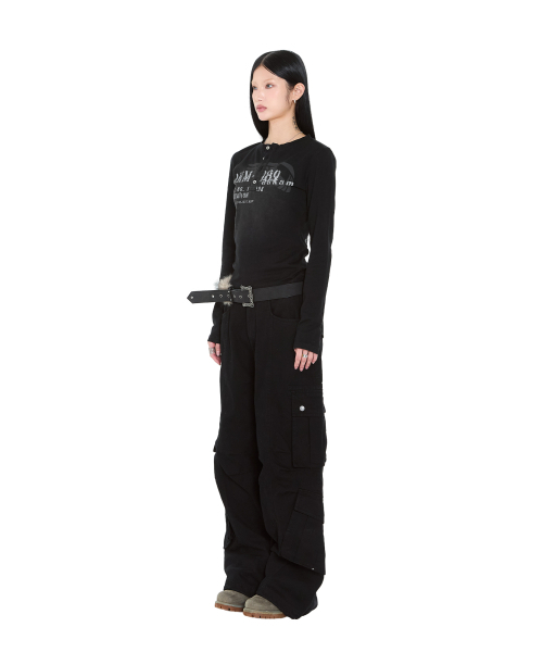 AAKAM(アーカム)の「Knee Pin-Tuck Double Pocket Cargo Pants (Black)(その他パンツ・レディース・その他・2/1)」の5枚目の写真