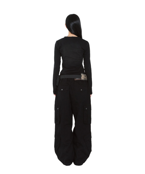 AAKAM(アーカム)の「Knee Pin-Tuck Double Pocket Cargo Pants (Black)(その他パンツ・レディース・その他・2/1)」の8枚目の写真