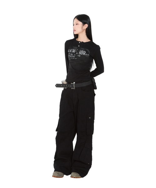 AAKAM(アーカム)の「Knee Pin-Tuck Double Pocket Cargo Pants (Black)(その他パンツ・レディース・その他・2/1)」の10枚目の写真
