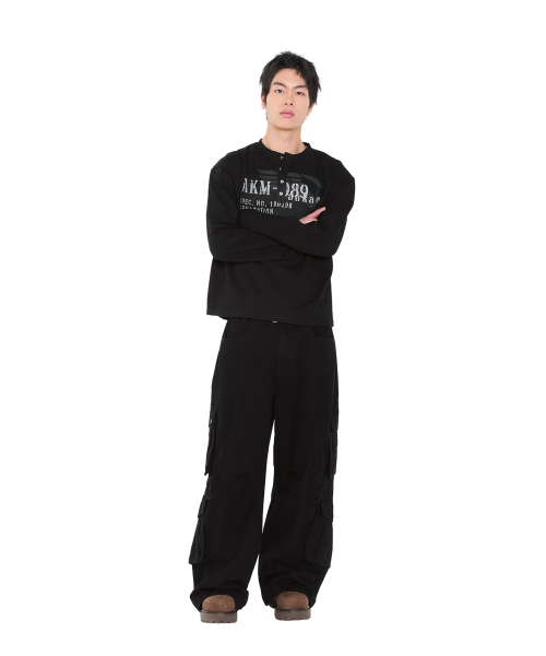 AAKAM(アーカム)の「Knee Pin-Tuck Double Pocket Cargo Pants (Black)(その他パンツ・レディース・その他・2/1)」の15枚目の写真