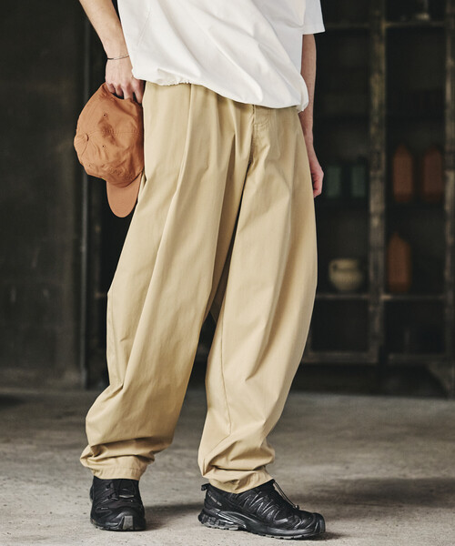 FREAK'S STORE（フリークスストア）の「限定展開 ワイドシルエット ポリチノクロス タック イージーパンツ/吸水速乾/UVカット（チノパンツ・メンズ・チャコールグレー/ブラック/ベージュ/ネイビー/オリーブ・SMALL/MEDIUM/LARGE）」の3枚目の写真