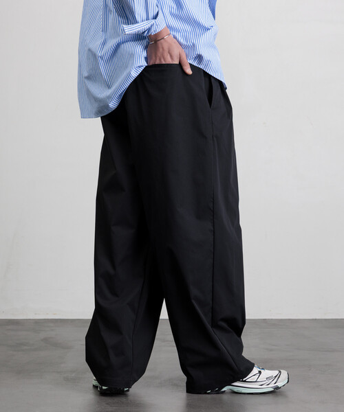 FREAK'S STORE（フリークスストア）の「限定展開 ワイドシルエット ポリチノクロス タック イージーパンツ/吸水速乾/UVカット（チノパンツ・メンズ・チャコールグレー/ブラック/ベージュ/ネイビー/オリーブ・SMALL/MEDIUM/LARGE）」の19枚目の写真