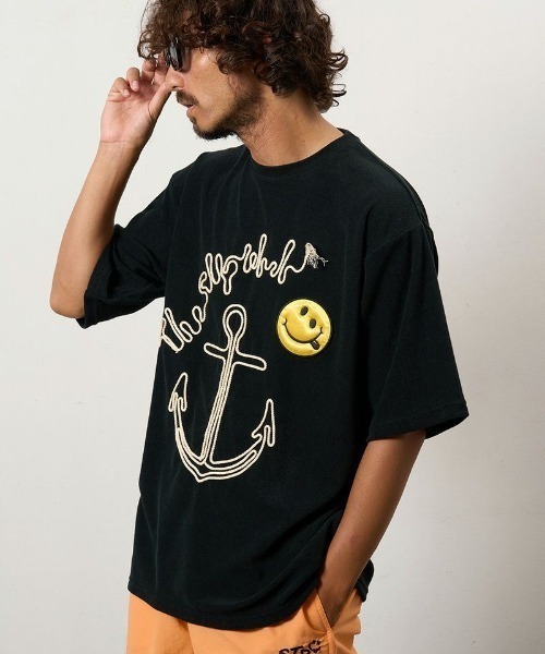 STUD MUFFIN（スタッドマフィン）の「STUD MUFFIN/スタッドマフィン/パイル アンカーロープ刺繍スマイルパッチオーバーサイズSS Tシャツ/614-02880（Tシャツ/カットソー・メンズ・ブラック・3/2）」の2枚目の写真