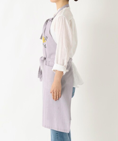 212 KITCHEN STORE(トゥワントゥキッチンストア)の「刺繍フラワー ミモザ フルエプロン LPU <212Kオリジナル>(エプロン・レディース・その他・00)」の3枚目の写真