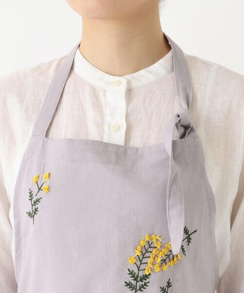 212 KITCHEN STORE(トゥワントゥキッチンストア)の「刺繍フラワー ミモザ フルエプロン LPU <212Kオリジナル>(エプロン・レディース・その他・00)」の5枚目の写真