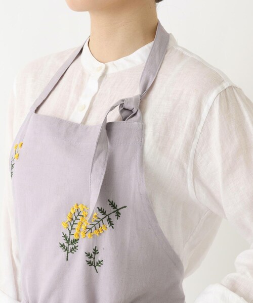 212 KITCHEN STORE(トゥワントゥキッチンストア)の「刺繍フラワー ミモザ フルエプロン LPU <212Kオリジナル>(エプロン・レディース・その他・00)」の6枚目の写真