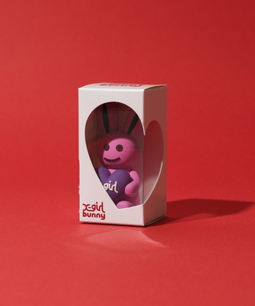 X-girl(エックスガール)の「MILLS LOGO HEART HOLDING BUNNY FIGURE(フィギュア・レディース・ピンク/ホワイト/ブルー/オレンジ・ONE SIZE)」の5枚目の写真