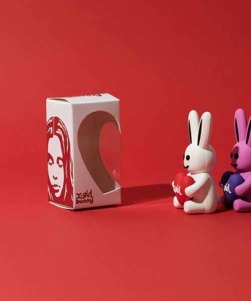 X-girl(エックスガール)の「MILLS LOGO HEART HOLDING BUNNY FIGURE(フィギュア・レディース・ピンク/ホワイト/ブルー/オレンジ・ONE SIZE)」の16枚目の写真