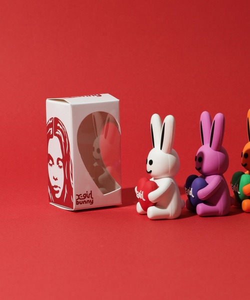 X-girl(エックスガール)の「MILLS LOGO HEART HOLDING BUNNY FIGURE(フィギュア・レディース・ピンク/ホワイト/ブルー/オレンジ・ONE SIZE)」の17枚目の写真