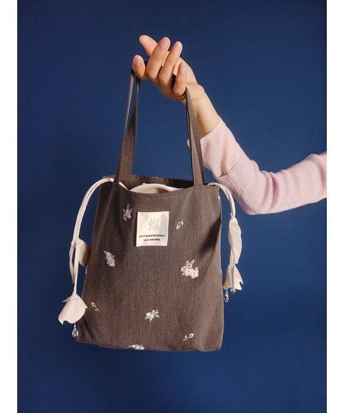 LILY BROWN(リリーブラウン)の「【LILY BROWN×KEITA MARUYAMA】エンブロイダリーミニトート(トートバッグ・レディース・ネイビー/グレー・F)」の1枚目の写真