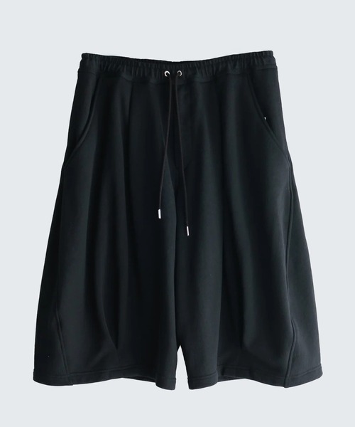 KHOKI(コッキ)の「【KHOKI/コッキ】Pleated Balloon Sweat Shorts(スウェットパンツ・メンズ・ブラック/ナチュラル・1/2)」の1枚目の写真