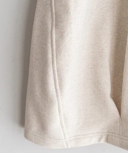 KHOKI(コッキ)の「【KHOKI/コッキ】Pleated Balloon Sweat Shorts(スウェットパンツ・メンズ・ブラック/ナチュラル・1/2)」の4枚目の写真