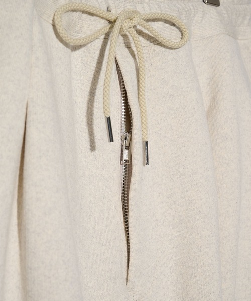 KHOKI(コッキ)の「【KHOKI/コッキ】Pleated Balloon Sweat Shorts(スウェットパンツ・メンズ・ブラック/ナチュラル・1/2)」の8枚目の写真