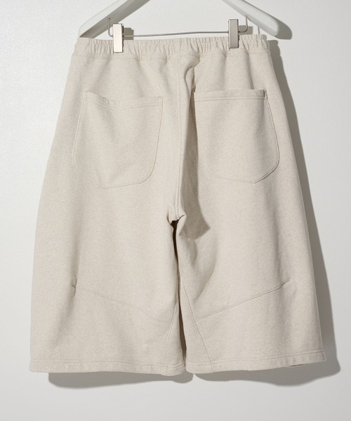 KHOKI(コッキ)の「【KHOKI/コッキ】Pleated Balloon Sweat Shorts(スウェットパンツ・メンズ・ブラック/ナチュラル・1/2)」の7枚目の写真