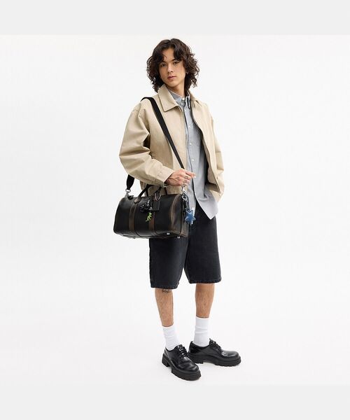 COACH（コーチ）の「コンパス バッグ 35・ラブド レザー・チャーム（ドラムバッグ・メンズ・ブラック系その他・ONE）」の2枚目の写真