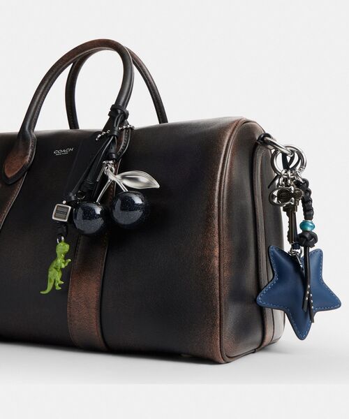 COACH（コーチ）の「コンパス バッグ 35・ラブド レザー・チャーム（ドラムバッグ・メンズ・ブラック系その他・ONE）」の8枚目の写真