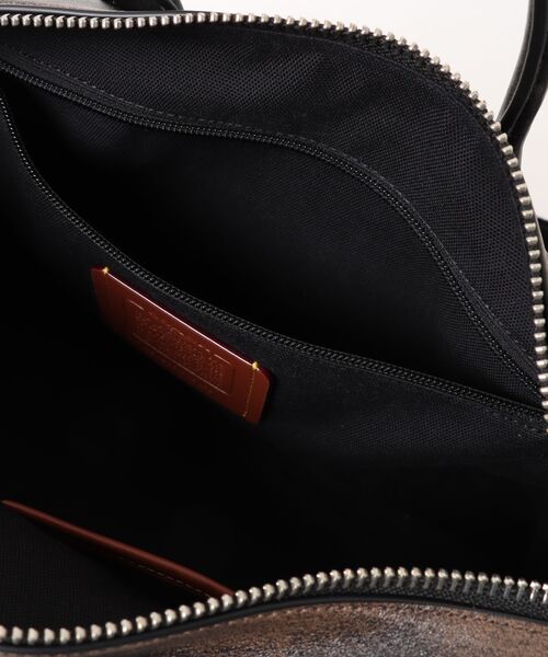 COACH（コーチ）の「コンパス バッグ 35・ラブド レザー・チャーム（ドラムバッグ・メンズ・ブラック系その他・ONE）」の10枚目の写真