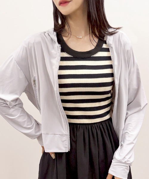 CLOTHY(クロシィ)の「【ひんやり、日差しをシャットアウト】接触冷感ショートジップパーカー(パーカー・レディース・グレー/ホワイト/ベージュ・MEDIUM/LARGE)」の1枚目の写真