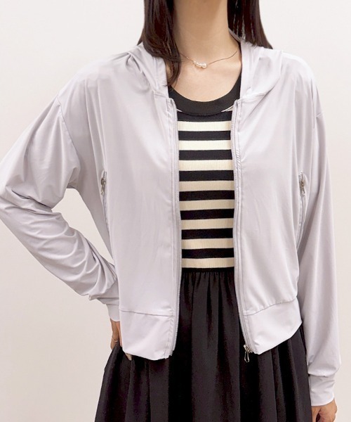 CLOTHY(クロシィ)の「【ひんやり、日差しをシャットアウト】接触冷感ショートジップパーカー(パーカー・レディース・グレー/ホワイト/ベージュ・MEDIUM/LARGE)」の16枚目の写真