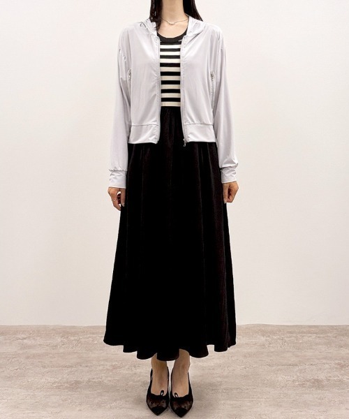 CLOTHY(クロシィ)の「【ひんやり、日差しをシャットアウト】接触冷感ショートジップパーカー(パーカー・レディース・グレー/ホワイト/ベージュ・MEDIUM/LARGE)」の17枚目の写真