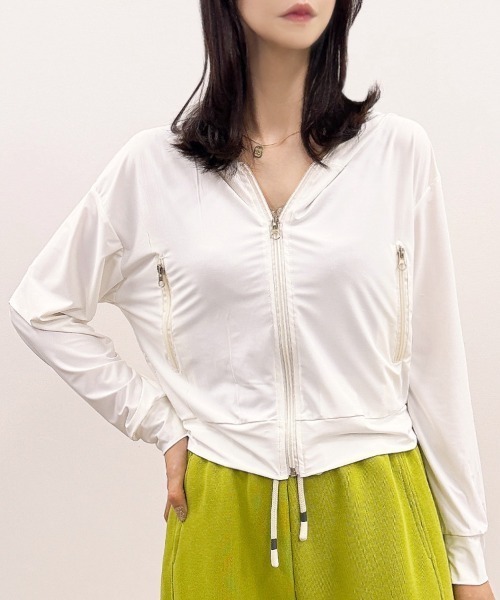 CLOTHY(クロシィ)の「【ひんやり、日差しをシャットアウト】接触冷感ショートジップパーカー(パーカー・レディース・グレー/ホワイト/ベージュ・MEDIUM/LARGE)」の11枚目の写真