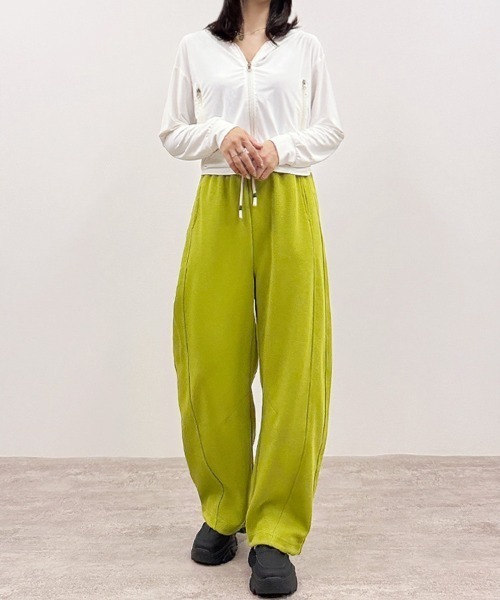 CLOTHY(クロシィ)の「【ひんやり、日差しをシャットアウト】接触冷感ショートジップパーカー(パーカー・レディース・グレー/ホワイト/ベージュ・MEDIUM/LARGE)」の14枚目の写真