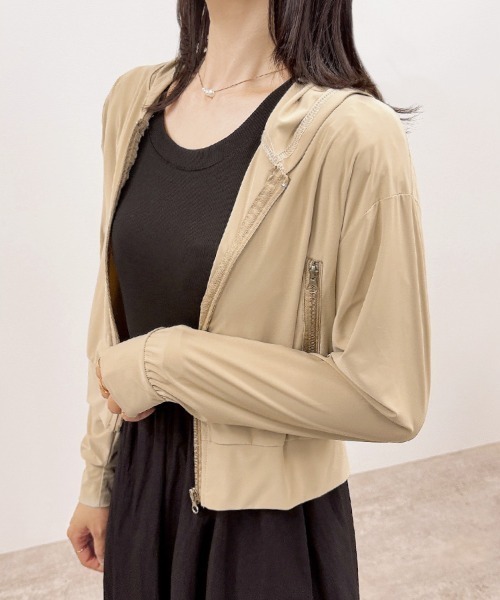 CLOTHY(クロシィ)の「【ひんやり、日差しをシャットアウト】接触冷感ショートジップパーカー(パーカー・レディース・グレー/ホワイト/ベージュ・MEDIUM/LARGE)」の19枚目の写真