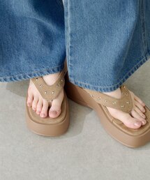 Kastane（カスタネ）の「スタッズスエードトングサンダル（サンダル）」