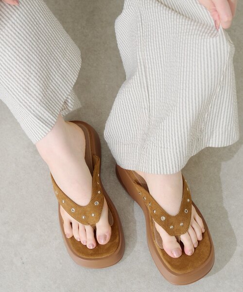 Kastane（カスタネ）の「スタッズスエードトングサンダル（サンダル・レディース・ブラウン/ベージュ・LARGE/MEDIUM）」の10枚目の写真