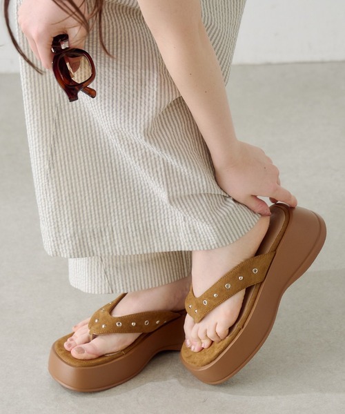Kastane（カスタネ）の「スタッズスエードトングサンダル（サンダル・レディース・ブラウン/ベージュ・LARGE/MEDIUM）」の14枚目の写真