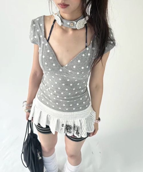 Sibra(シブラ)の「チョーカー付き ドット柄 Vネックトップス(Tシャツ/カットソー・レディース・グレー・M)」の2枚目の写真